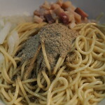 中華そば いづる - 和え玉の煮干し粉