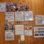 Kamaage Udon Kodukaya - 訪れた芸能人の方のサインとテレビの放送写真