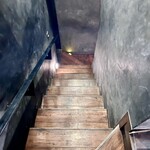 中野レンガ坂 洋食堂 葡萄 - 2階から店内階段