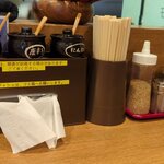 横浜ラーメン弐七家 - カウンターの薬味たち、生姜あります！