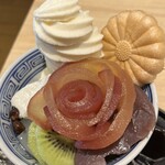 菊丸 - 菊の最中種も美味い。ソフトクリームはシャリシャリミルク味。あんみつベルサイユのばら、870円！