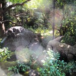 京味 もと井 - 門から玄関へ続くアプローチの景色。