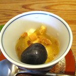 京味 もと井 - デザート：バニラアイス、白葡萄のジュレ掛けに。長野パープルとラングドシャをトッピング。