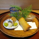 京味 もと井 - 八寸：① うなぎへしこ飯蒸し、新銀杏揚げ。 ② 子持ち鮎と梨を中に巻いた春巻き。　③ 春菊とシメジ、黄菊花のお浸し。　④ 青ずいき浸しと北寄貝の三杯酢。
