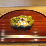 京味 もと井 - 先付・三河産 天然車海老、熊本の甘い栗の豆腐：ボイルされた大ぶりの車海老と、その脇には一見すると胡麻豆腐と思いきや、口にすると甘ぁ～い栗の豆腐です。上には山葵と 紫菊花の甘酢漬けが飾られています。