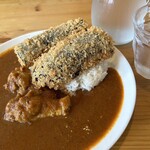 オカノカリー - スパイシーチキンカレー（１辛）１０００円　茄子フライ３００円