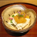 京味 もと井 - 造り・鱧の湯引き：真っ白な花が咲いたように 湯引きされた鱧のうえには、鱧の卵の塩辛、スモモのタレ、その上に梅肉があしらわれ 紫蘇の花が散らしてあります。わたしには考えもつかない取り合わせですが 間違いなく美味しいです！ 下には大根と紅芯大根のサラダが敷かれています。