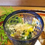 京味 もと井 - 八寸：③ 春菊とシメジ、黄菊花のお浸し。