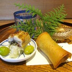 京味 もと井 - 八寸：① うなぎへしこ飯蒸し、新銀杏揚げ。 ② 子持ち鮎と梨を中に巻いた春巻き。　③ 春菊とシメジ、黄菊花のお浸し。　④ 青ずいき浸しと北寄貝の三杯酢。