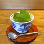 京味 もと井 - デザート：バニラアイス、白葡萄のジュレ掛けに。長野パープルとラングドシャをトッピング。