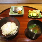 京味 もと井 - 御飯：白飯、かます塩焼き、香の物、赤出汁。