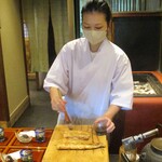 京味 もと井 - 鰻にタレを塗りながら焼くお弟子さん。（画像アップの了承済み）