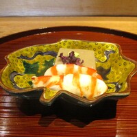 京味 もと井 - 先付・三河産 天然車海老、熊本の甘い栗の豆腐：ボイルされた大ぶりの車海老と、その脇には一見すると胡麻豆腐と思いきや、口にすると甘ぁ～い栗の豆腐です。上には山葵と 紫菊花の甘酢漬けが飾られています。