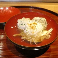 京味 もと井 - 椀・鰯のつみれ・松茸の椀：きめ細やかで繊細な味わいのお出しの椀には僅かな生姜の香り、鰯のつみれと一緒に 極細でシャキシャキの白髪葱と共にいただきます。タップリ使用されている松茸には秋の気配を感じますネ！