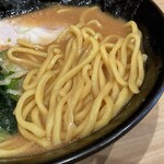 Yokohama Iekei Isshin - 製麺所不明の中太麺。