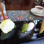 シュバルツバルト - ベイクドチーズケーキとキウイフルーツのパルフェ　880円