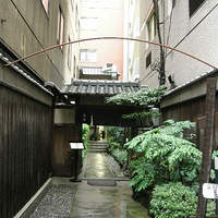 吉寅 - 表通りから路地に入ると