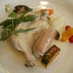 レストラン アンサンブル - 鶏のモモ肉と豚肉ソーセージの盛り合わせ