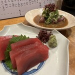 あきやま - （手前）マグロ刺身、（奥）カツオ刺身（ゴマ特製ソース付）