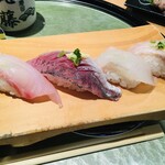 地魚回転寿司 丸藤 - 「漁港直送」　地魚食べくらべ