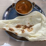 NEW NAMASTE - カレーとナンを調整して食べて.ナンを追加しました。
                      ２枚目のナンは、少し小さめになっています。その方がイイ、お腹いっぱいになってしまいますからね。