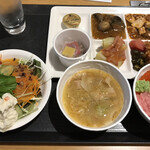 函館国際ホテル - ビュッフェだとあれこれ取りすぎてしまいます！
            旅行中ってどうしても野菜が摂りづらいので、サラダをてんこ盛りにしていただきます！