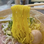 覆麺 智 - 【2023年06月】味玉覆麺ラーメン＠1,150円、麺アップ。