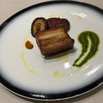 Ristorante hideki nakagawa - ⚫︎メイン
            低温調理鹿児島県産サドルバック豚　
            椎茸とビーツ添え