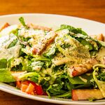 Caesar salad with spinach and whey pork bacon