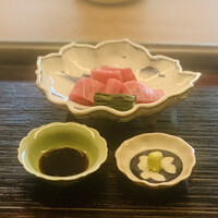 宮坂 - ②【造り】
                      噴火湾産鮪の中トロ、壬生菜？添え、昆布醤油と本山葵