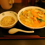 日高屋 - ...期間限定「モツ野菜ラーメン+半チャーハンセット（760円）+麺大盛（0円/モリモリサービス券）」、寒い時期にピッタリかと。