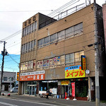 Hidakaya Seika - かなりレトロでくたびれたビルの１階です