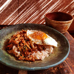 カフェ　カプー - タイ風肉そぼろ目玉焼きのっけ丼