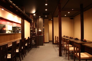 Kurokatsutei Kurobee - カウンター7席・テーブル１２席・掘りごたつの個室８名席のゆったりとくつろげる空間