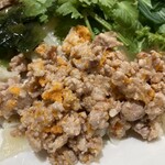 中国料理 露華 - 挽肉に余り味はなく（多分湯通しし過ぎ）