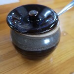 白河手打らーめん　うさぎ - 味変に「自家製ニンニク・ラー油」これがまた美味しい！販売もしてます！