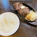 Suteki izakaya champu - 「セット」200円税込みにはライスも付いております。バターののった素敵なお肉の山、山、山♫