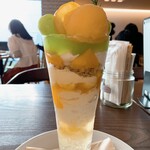 Hyappon No Supun - ホックニー展期間中のパフェ　甘過ぎず全体にさっぱり。美味しくいただきました。タイミングによって10人ほど並ぶようですが回転は早かったです