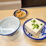 食事と酒処 真 - まずはお冷やと冷奴、漬物。