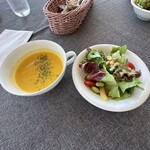 カフェ＆レストラン ドルフィン - カボチャの冷製スープ&サラダ