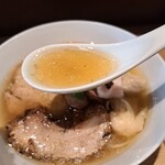 らぁ麺や 嶋 - 透き通るスープに出汁の色、表面に薄っすらと鶏油