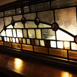 羅座亜留ワルツカフェ - 自分たちのテーブル席のステンドグラス