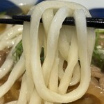 東京 肉芝 - 牛肉うどん　麺リフト