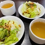 Bisutoro Supun - ランチに付くサラダとスープ