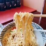 ゴールドキッチン - 冷やし棒棒雞ラーメン　麺リフト