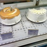 ラ・パニエ - 大勢のお客様でケーキ製造が間に合わず？でも随時頑張って作ってます。いちじくのタルトも店員さんから出来上がりを教えてくださいました