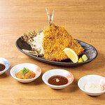 <Store prepared> Large fried horse mackerel eaten with 4 kinds of sauces