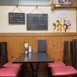 丸昭中華料理店 - 壁に掛かる今週のサービスメニューと「町中華で飲ろうぜ」のポスター