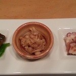 瀬戸内彩食 いづみ - お通し（さんま煮、ホタテのひも、たこ）