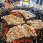 秩父焼肉ホルモン酒場 まる助 - 両面焼き過ぎない程度にやきます